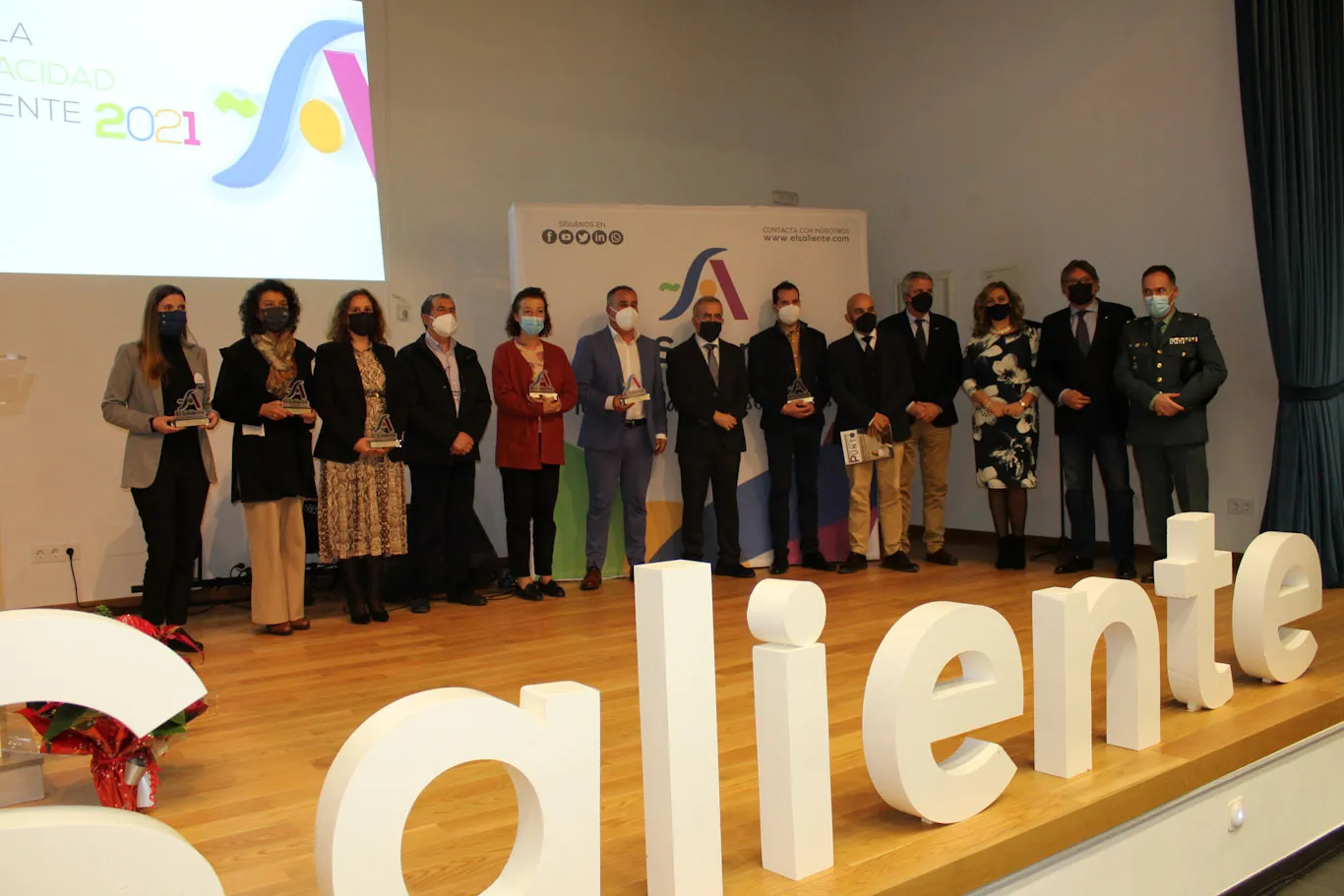 Foto de familia de los premiados por la asociación El Saliente