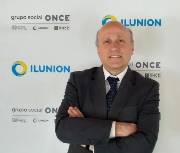 Fotografía de Jesús Vidal. Detrás, una pared con el logotipo y el nombre de ILUNION