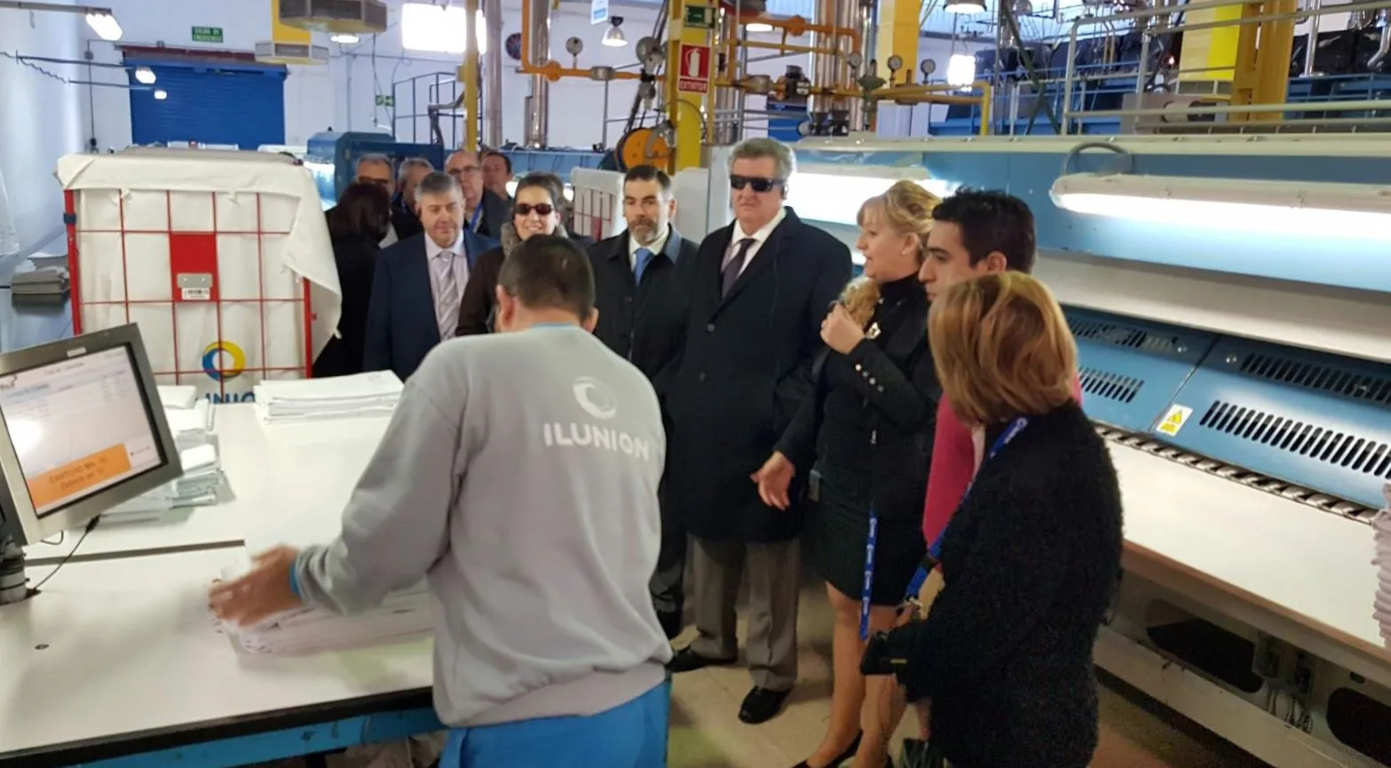 Alcalde de Cartagena, José López Martínez, durante la visita a la lavandería de ILUNION