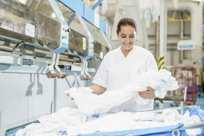Imagen de una trabajadora de una de las lavanderías de ILUNION 