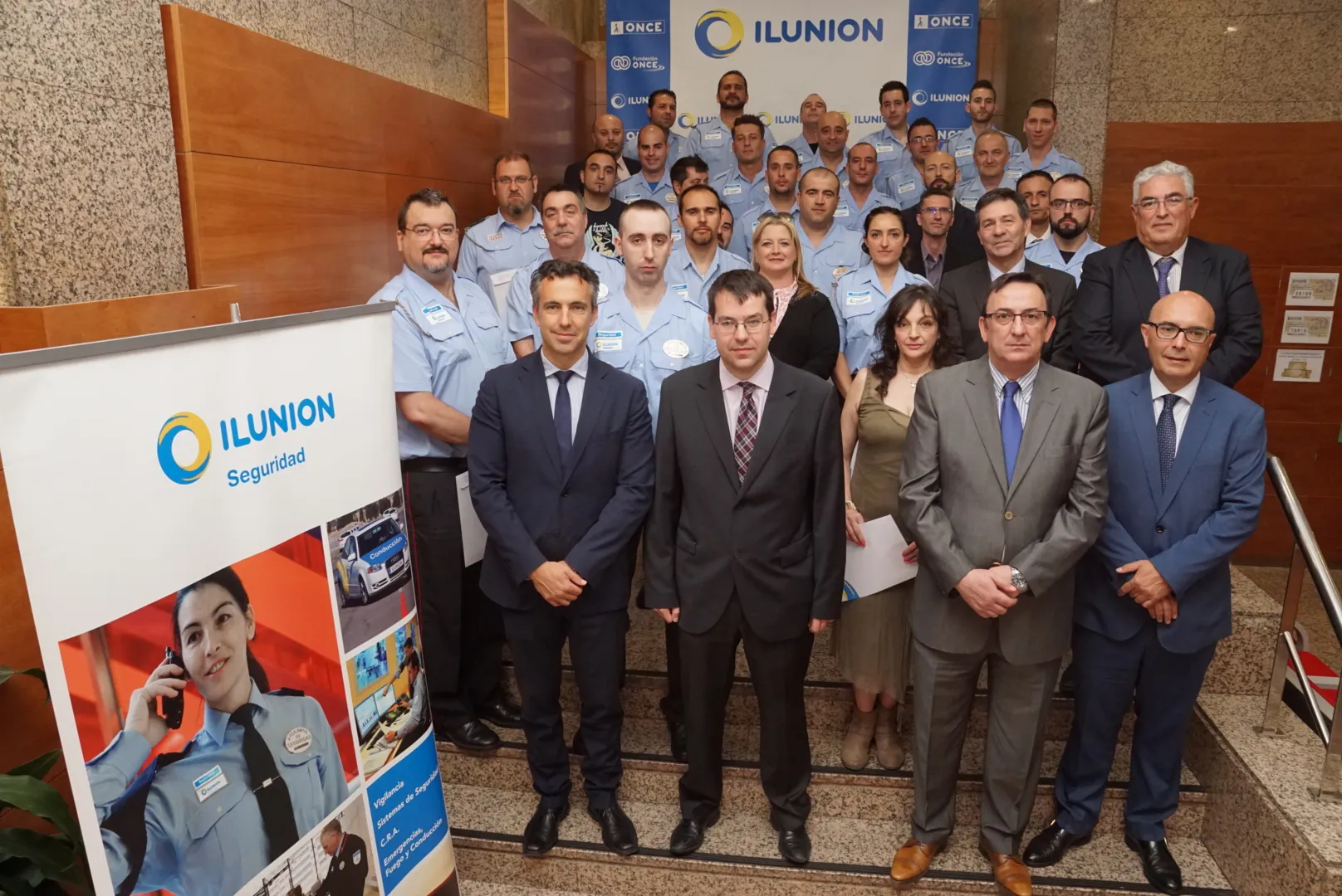 Foto de familia de los técnicos con directivos de ILUNION 
