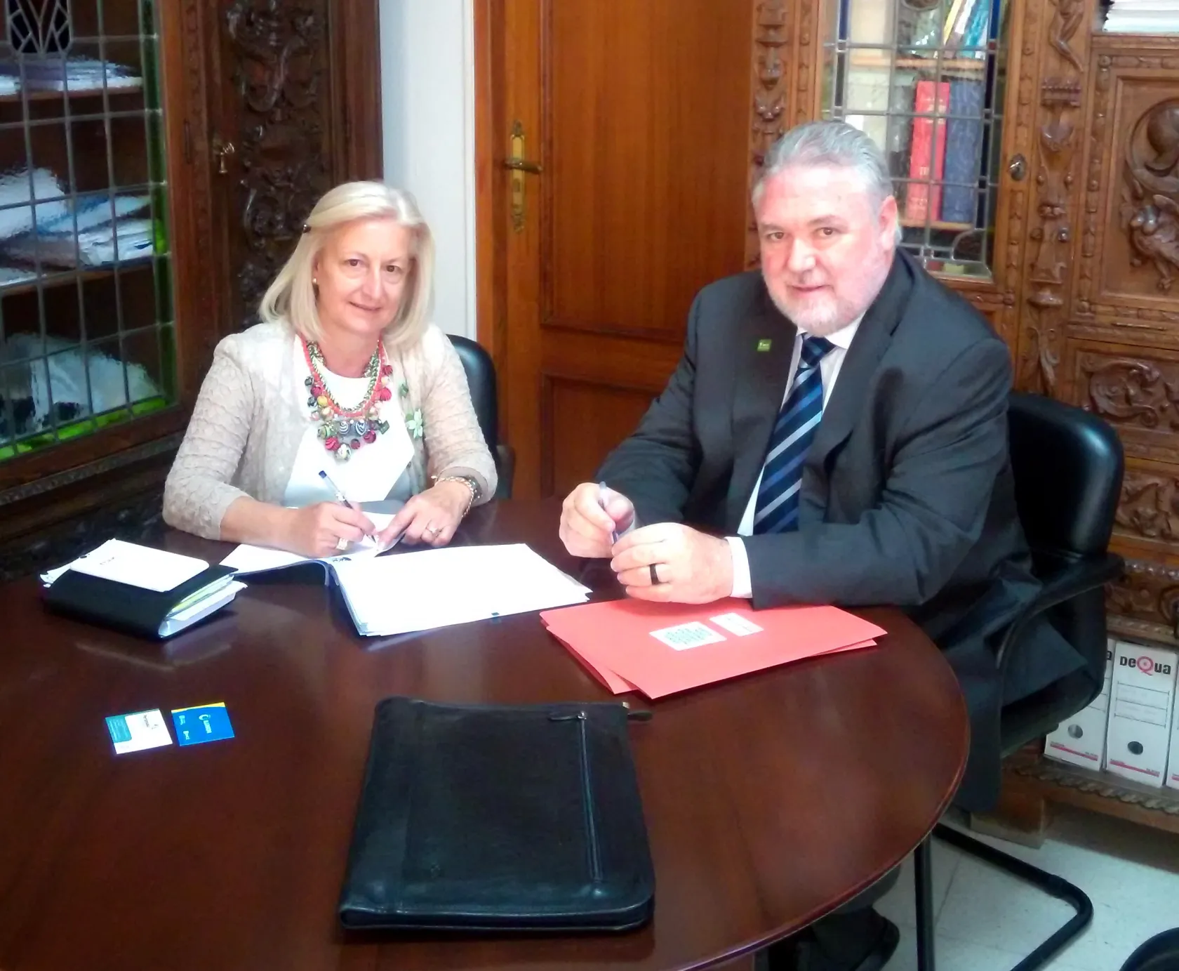 M.Rosario Gómez y Pablo Martín firman contrato de teleasistencia del Ayuntamiento de Badajoz