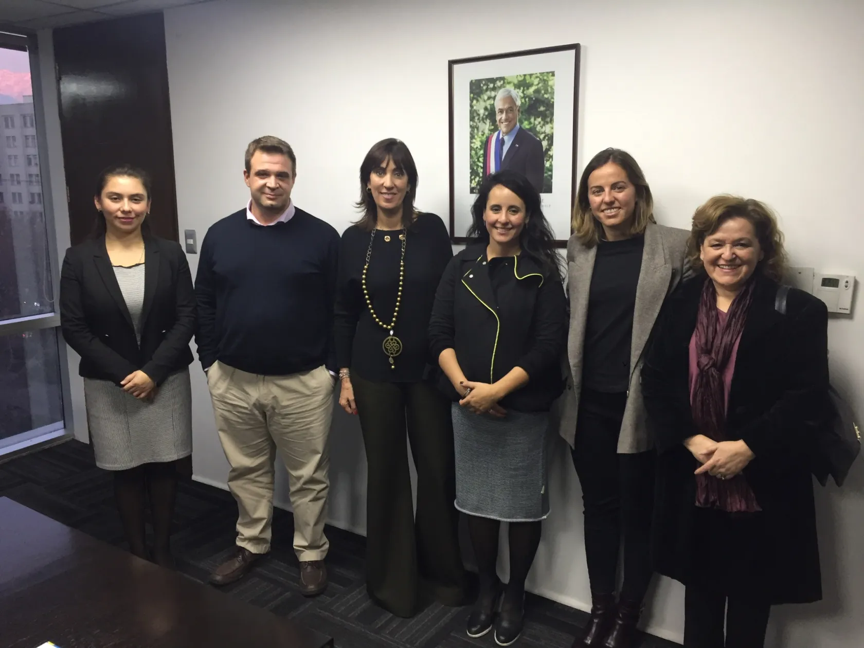 En la fotografía aparece la directora de Arquitectura, Urbanismo y Transporte de ILUNION Tecnología y Accesibilidad, María Medina (segunda por la derecha) junto con la subdirectora de Turismo de Chile, Mónica Zalaquett