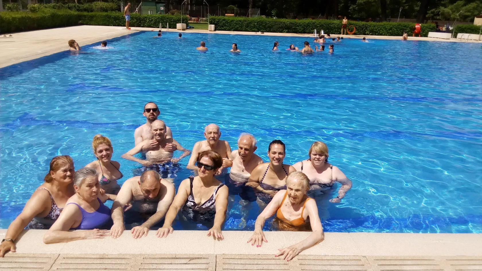 Mayores de ILUNION Parla dentro de una de las piscinas del Club Deportivo Somontes 