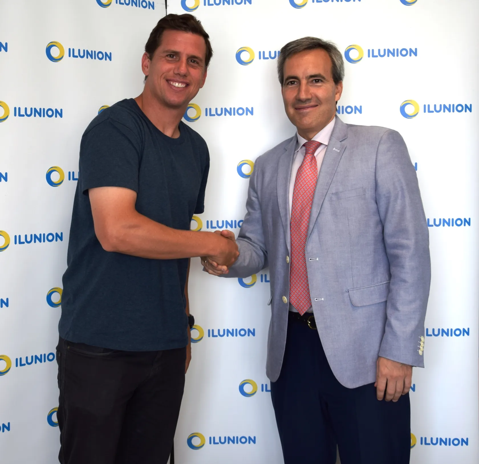 De izquierda a derecha: el jugador de pádel, Paquito Navarro, y el consejero delegado de ILUNION, Alejandro Oñoro, durante la firma del acuerdo de colaboración