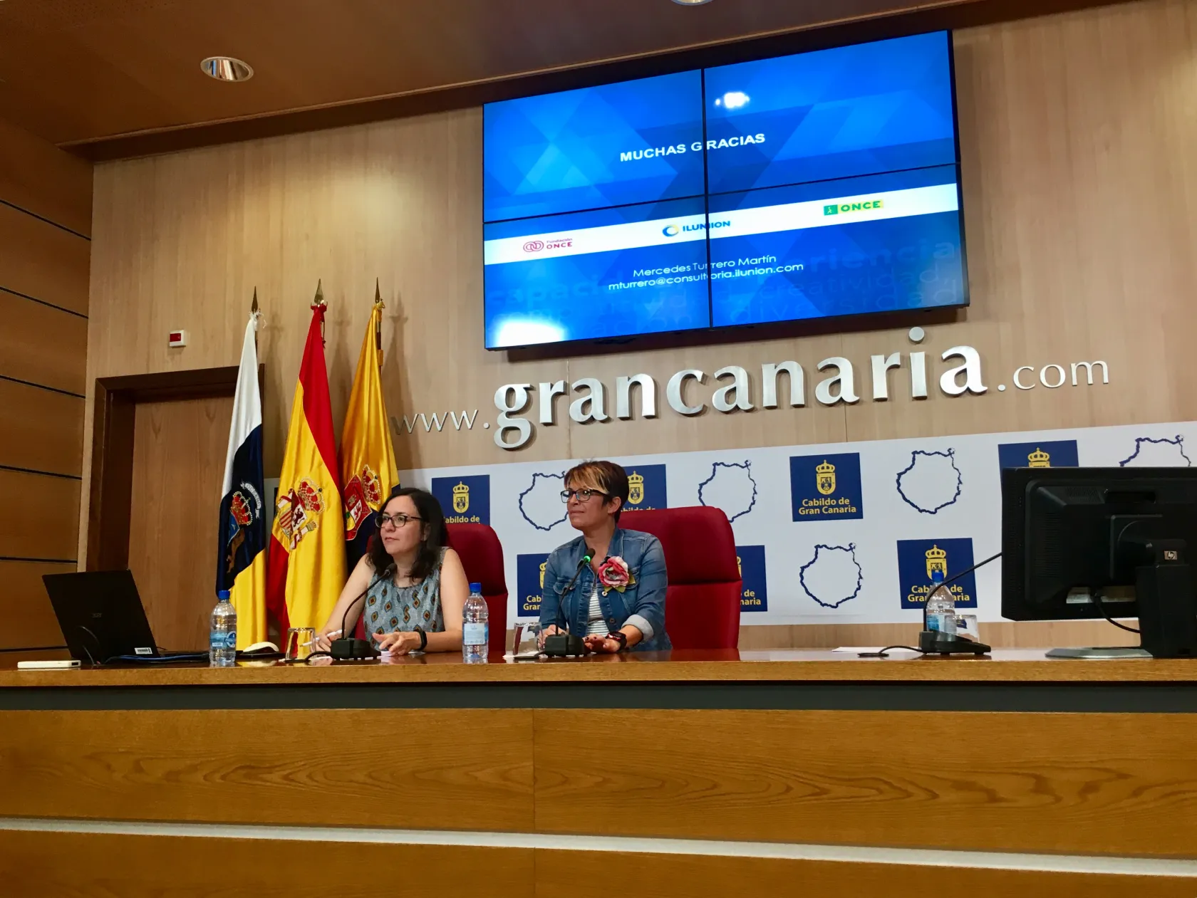 De izquierda a derecha: la consultora social de ILUNION Tecnología y Accesibilidad Mercedes Turrero, y la consejera de Política Social y Accesibilidad del Cabildo de Gran Canaria, Elena Máñez, durante la presentación del primer Plan Insular de Accesibilidad Universal del Cabildo de Gran Canaria