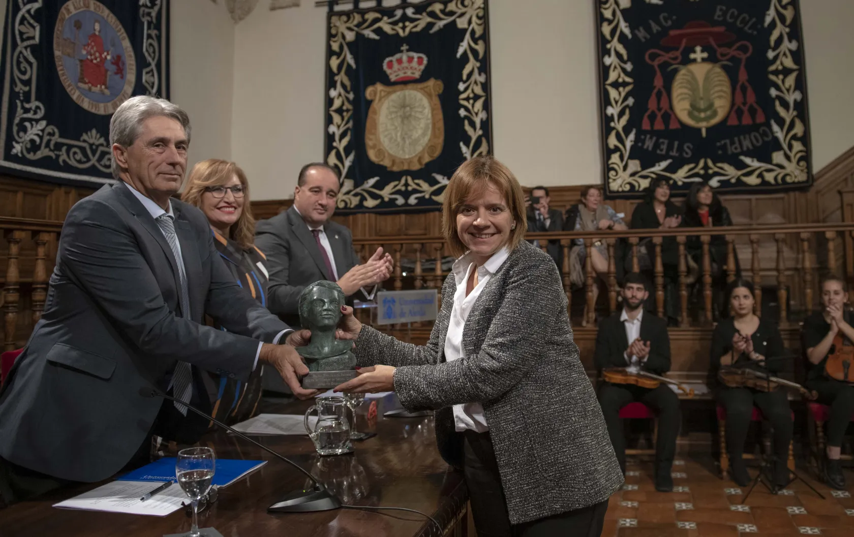  la directora corporativa de Personas, Organización y Gestión de Recursos de ILUNION, recoge el premio Francisca de Pedraza 