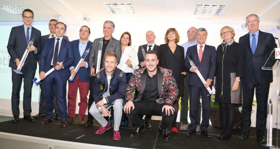 Fotografía de familia de los premiados en 'Los Mejores de PR 2017'