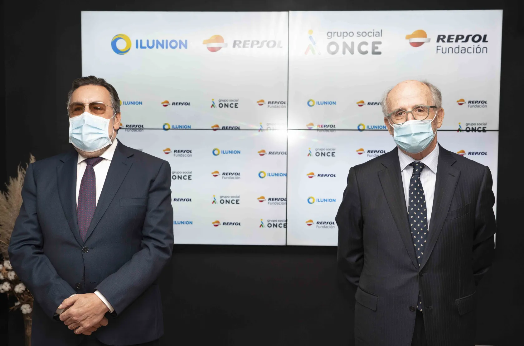 De izquierda a derecha, el presidente del Grupo Social ONCE, Miguel Carballeda, y el presidente de Repsol y Fundación Repsol, Antonio Brufau