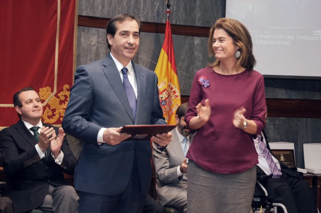 Santiago Casado, gerente de LAVANOR recogiendo el premio del Foro Justicia y Discapacidad