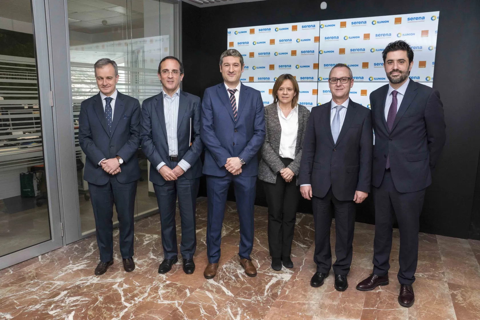 Fotografía de familia en la que aparecen Joaquín Leizaola, director general de ILUNION Sociosanitario, Paola del Río, consejera delegada de la división de ILUNION Sociosanitario; Samuel Muñoz, CMO-Chief Marketing Officer de Orange España; Alberto Pérez Velasco, gestor del Negocio Seniors de Orange España, y Domingo García Fernández-Caro, director de Servicios de Proximidad de ILUNION Sociosanitario y Jesús Noguera, director del área de Low-Cost de Orange España