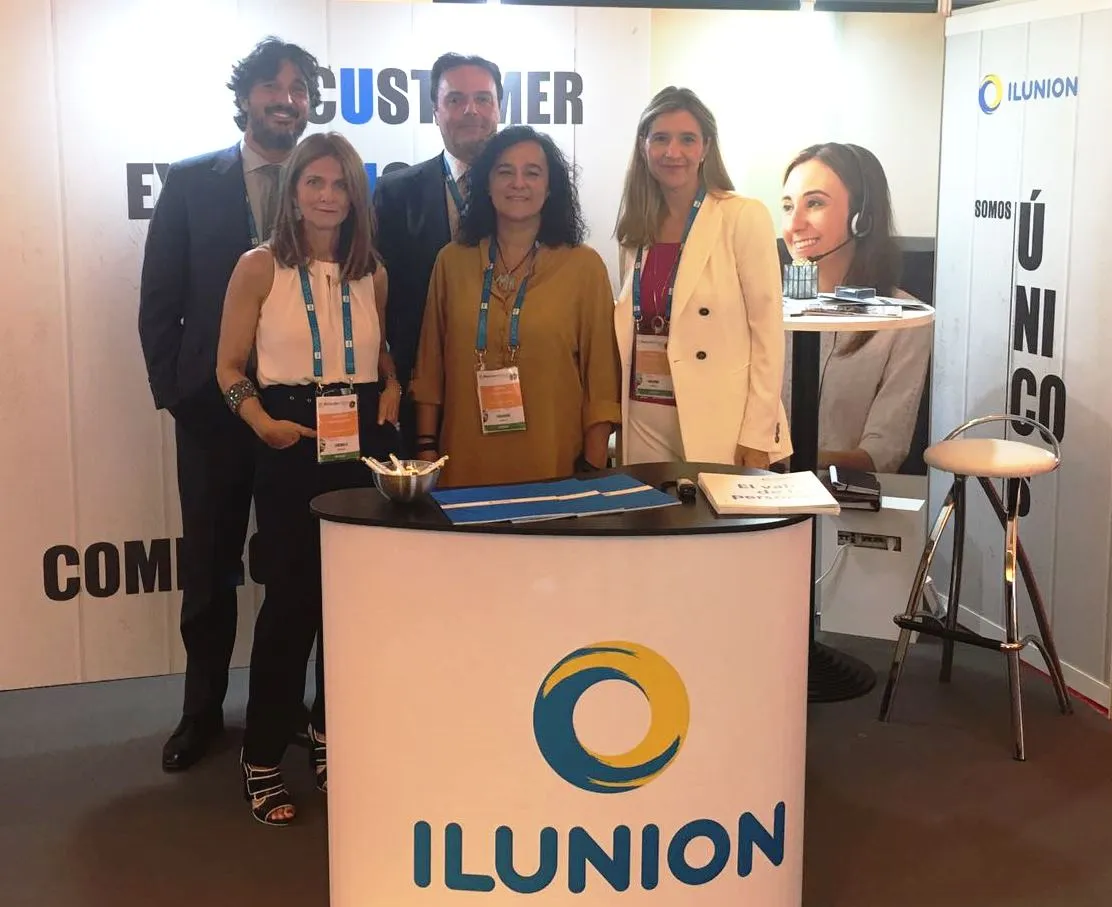 Foto de familia en el stand de ILUNION Contact Center BPO. Pie de foto de derecha a izquierda: Susana Sánchez, directora general; Rosario Velázquez, directora de cuentas; Rafael Escudero, director de cuentas; Mercedes Arroyo, directora de cuentas; y Carlos Villa, director comercial.