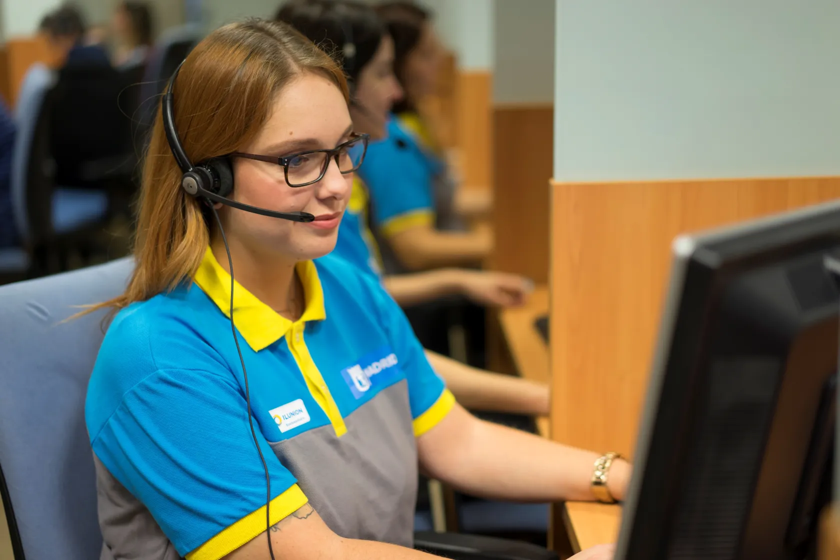 Trabajadora del servicio de teleasistencia de ILUNION en su puesto de trabajo