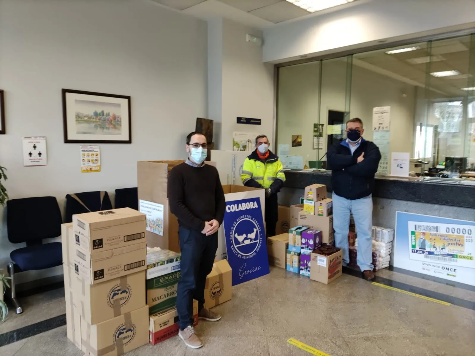 Imagen de varias personas junto a cajas de alimentos