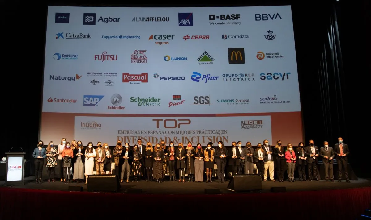 Foto de familia de representantes de las 30 empresas Top Diversity 