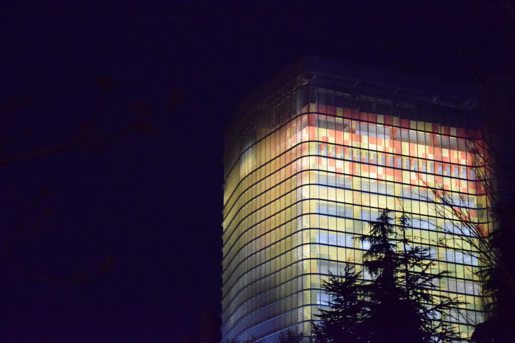 Vista nocturna de Torre ILUNION con las luces encendidas   