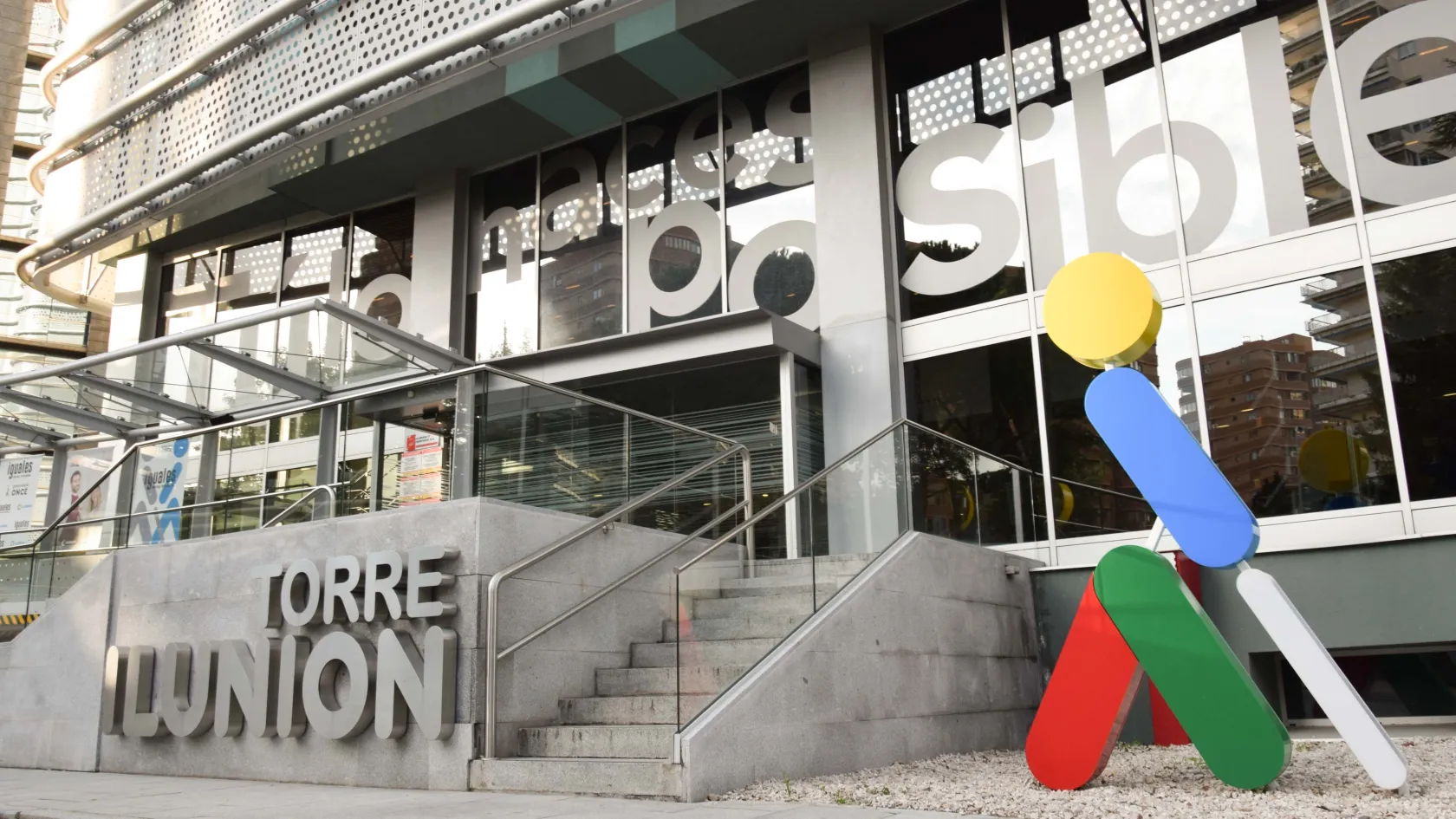 Entrada de Torre ILUNION, junto a ONCELIO