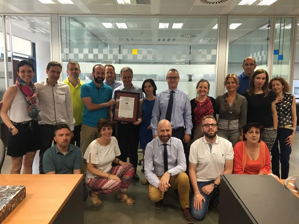 Varios trabajadores posan en una fotografía de familia.