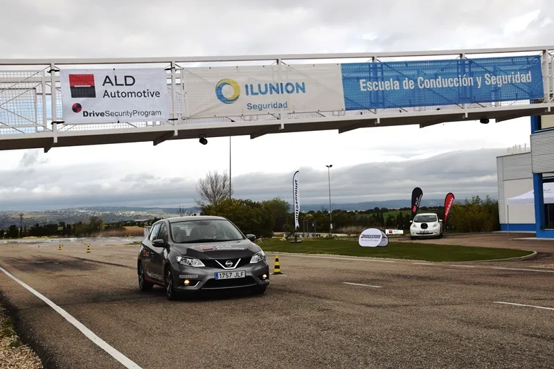 Coche durante las prácticas en la Escuela de Conducción de ILUNION