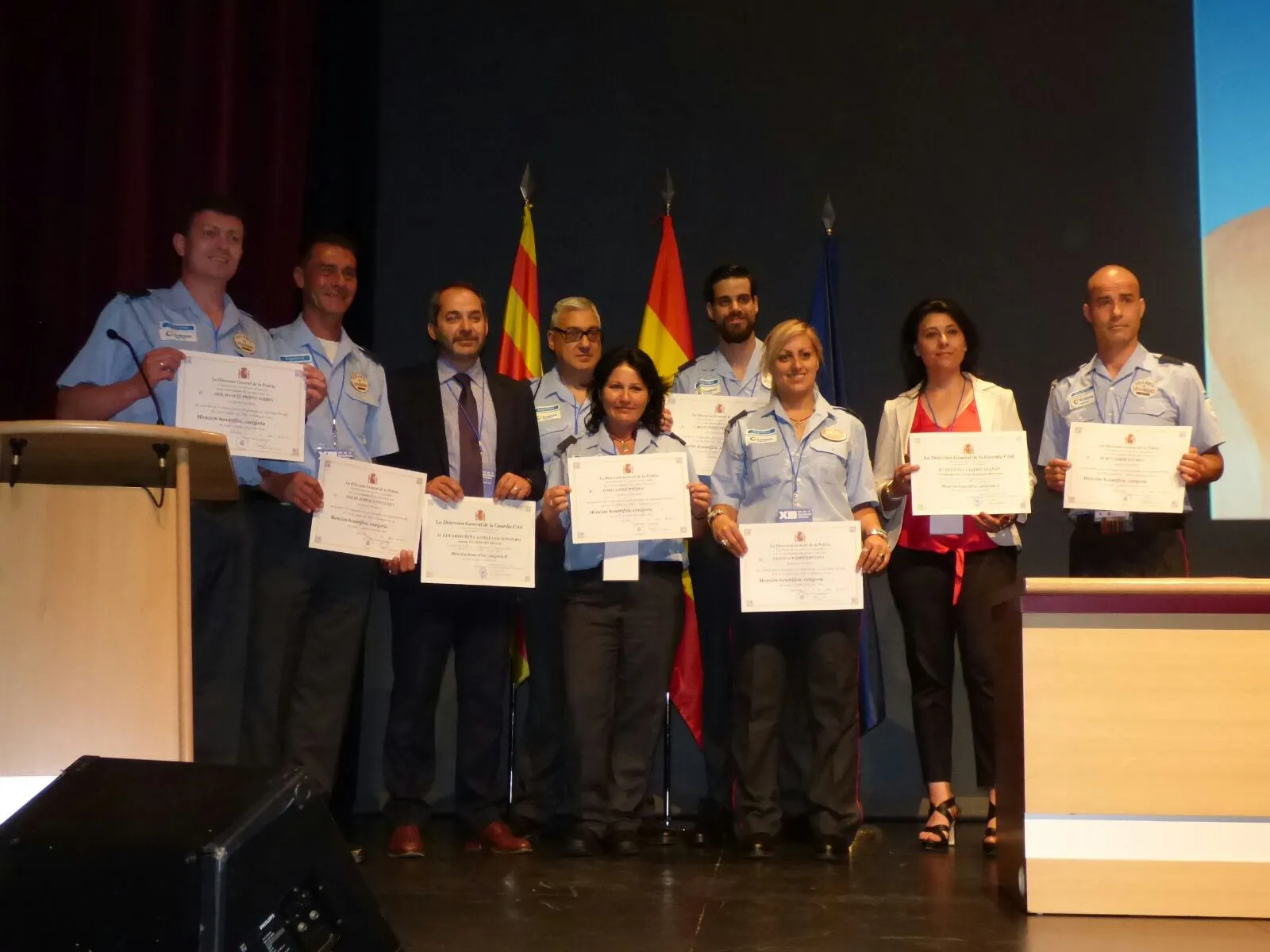 Foto de familia de los nueve profesionales de ILUNION que han recibido la Mención Honorífica del Ministerio del Interior 