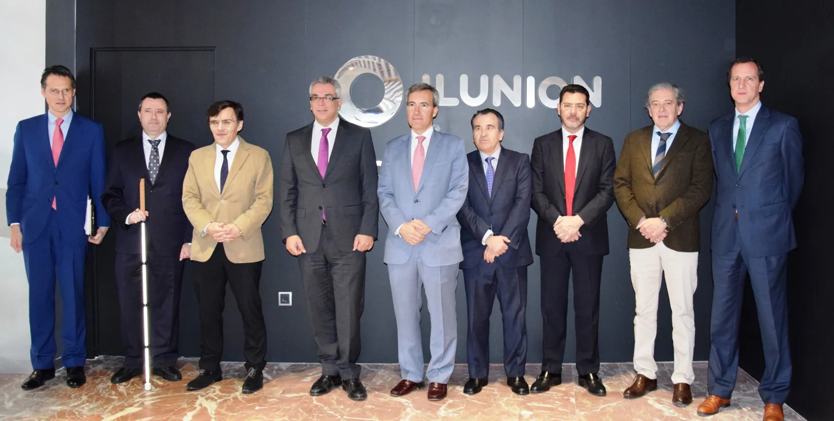 Fotografía de familia de la visita del consejero de Políticas Sociales y Familia de la Comunidad de Madrid a la sede corporativa de ILUNION