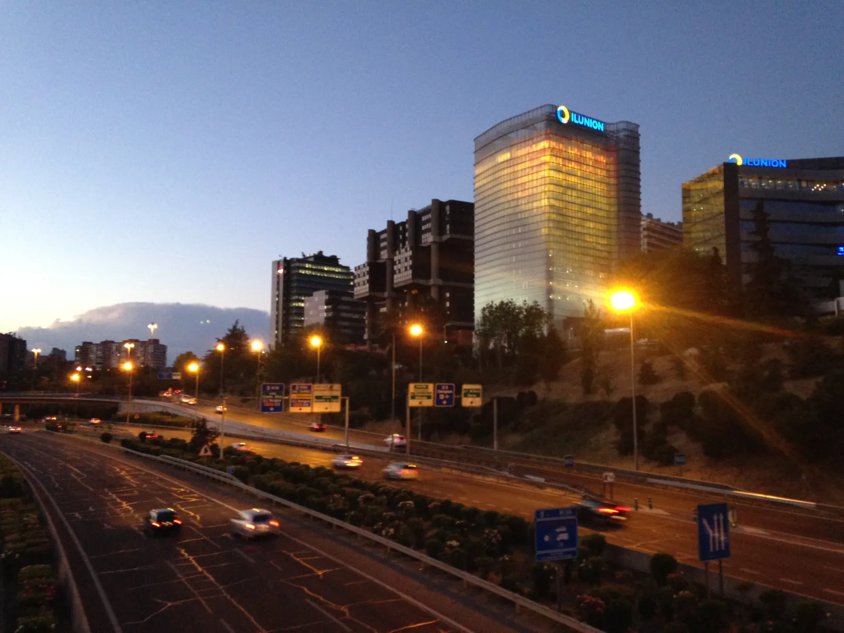 Instantánea nocturna de Torre ILUNION iluminada y de cara a la M-30 