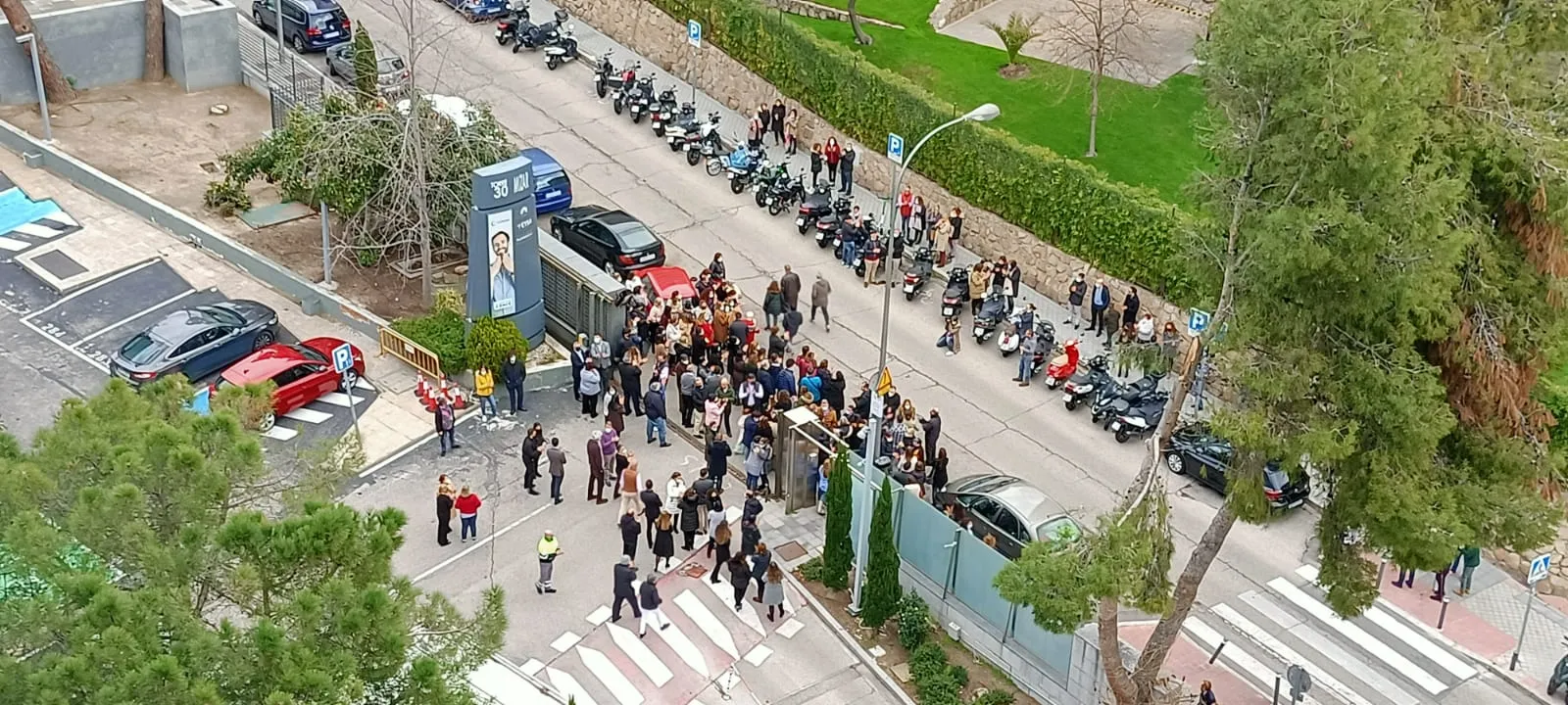 Foto aérea de la puerta de Torre ILUNION con diferentes personas concentradas en apoyo a Ucrania 